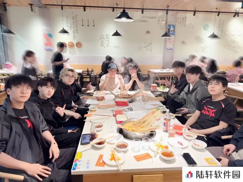 赛段首胜！JDG分享照片：迈出第一步，先吃饭吧！