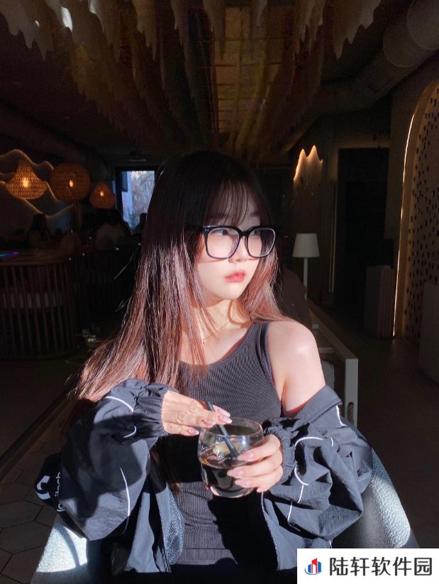 解说kitty晒照：小露香肩
