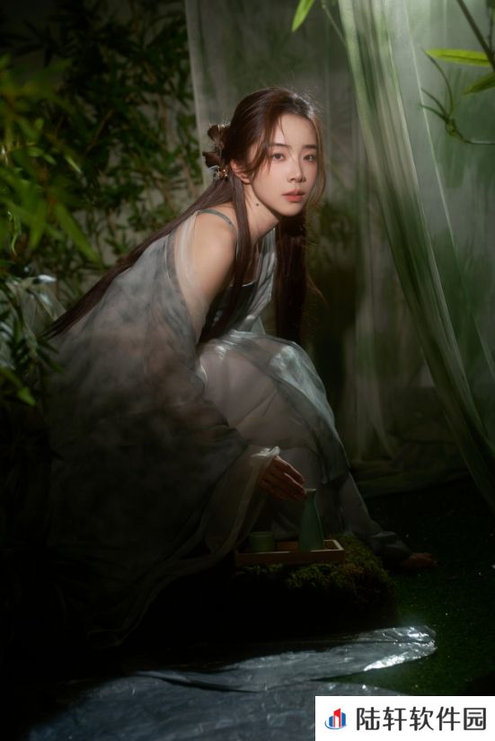 又有新皮肤了！余霜晒新写真照：被朦胧的纱幔与翠竹环绕～