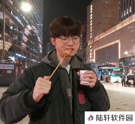 GOAT的挚爱之选？韩国某鱼饼摊把Faker吃他们家鱼饼的照片挂在招牌上！